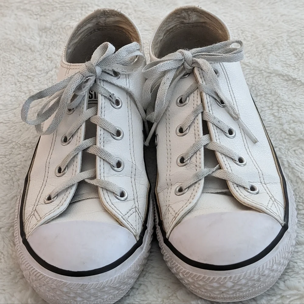 Great Condition: Converse Chuck Taylor All Star Leather Kids 3